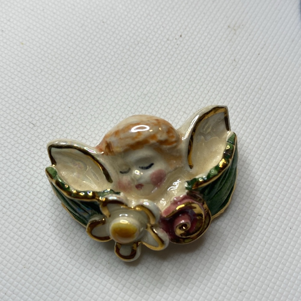 Porcelain Angel pin - Picture 2 of 3